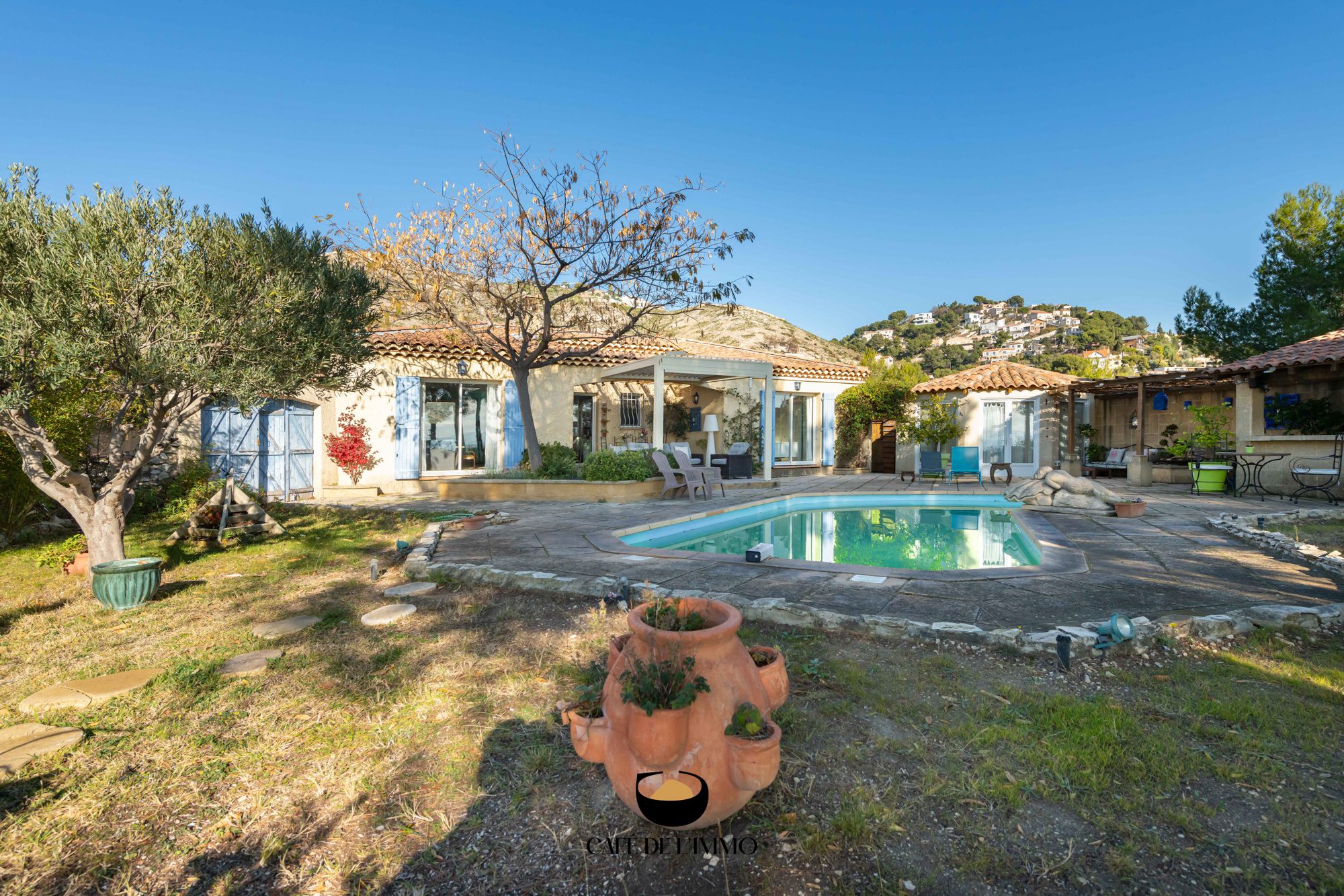 UNE MAISON ENTRE MER ET COLLINES